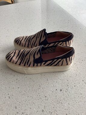 Dr. Scholl's Cream and Tan Logo Slip-On Detail